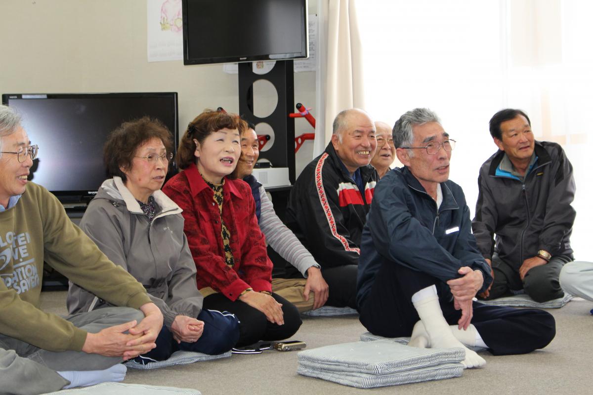 たい平師匠の話で笑顔になる住民たち