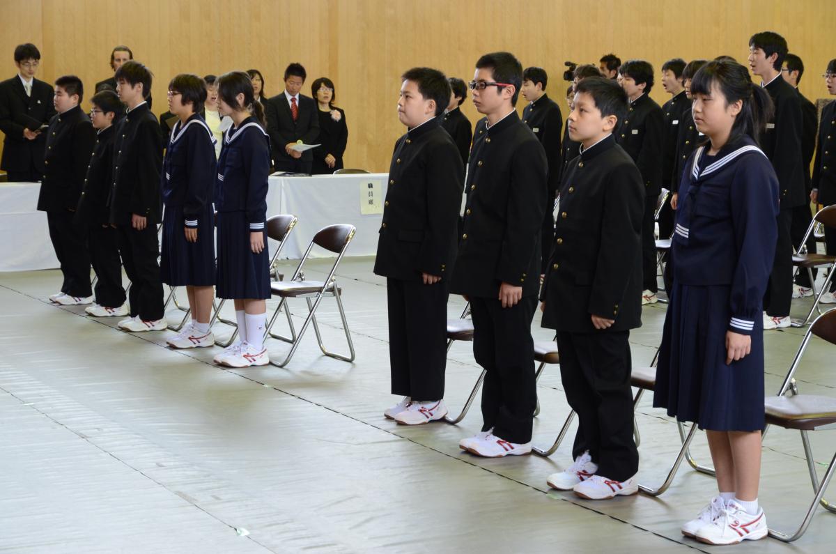 会津大学短期大学部体育館で行われた大熊中学校入学式に臨む9人の新1年生