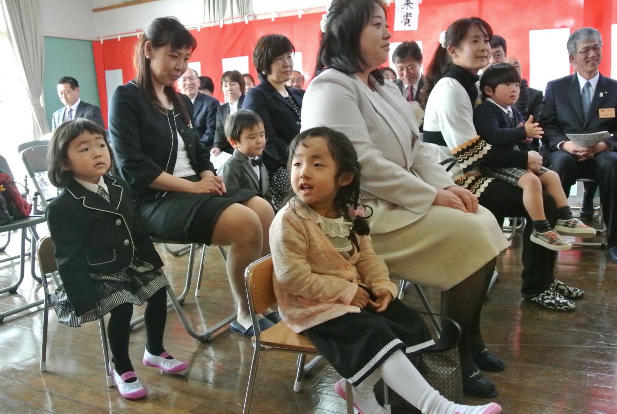 入園式に臨んだ女ん子2人・男の子2人、合わせて4人の新入園児