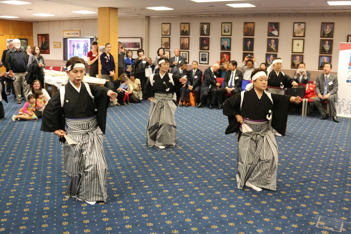 勇壮な白虎隊踊りを披露した派遣団のメンバー