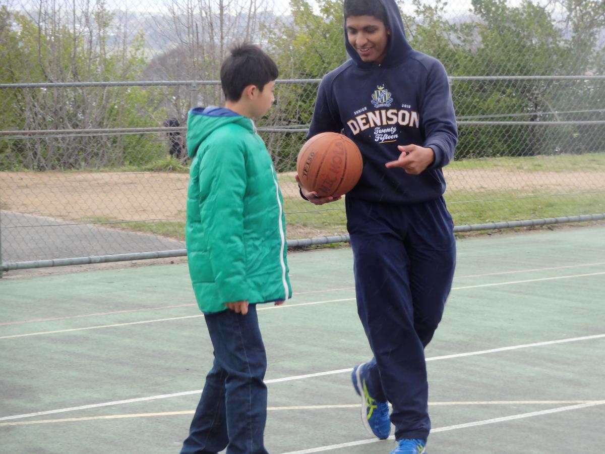 バスケットボールで交流する子どもたち