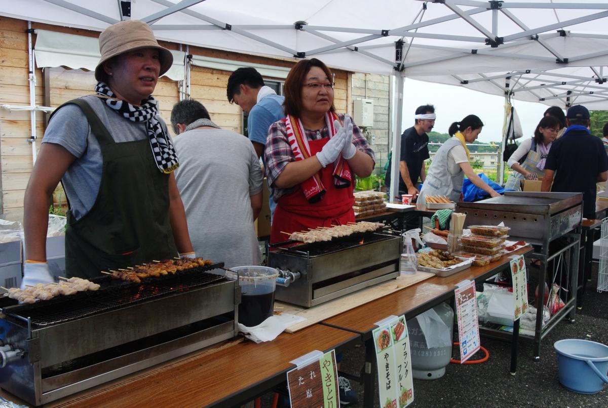 住民が焼いた焼き鳥や焼きそばで美味しそうな香りが漂う会場