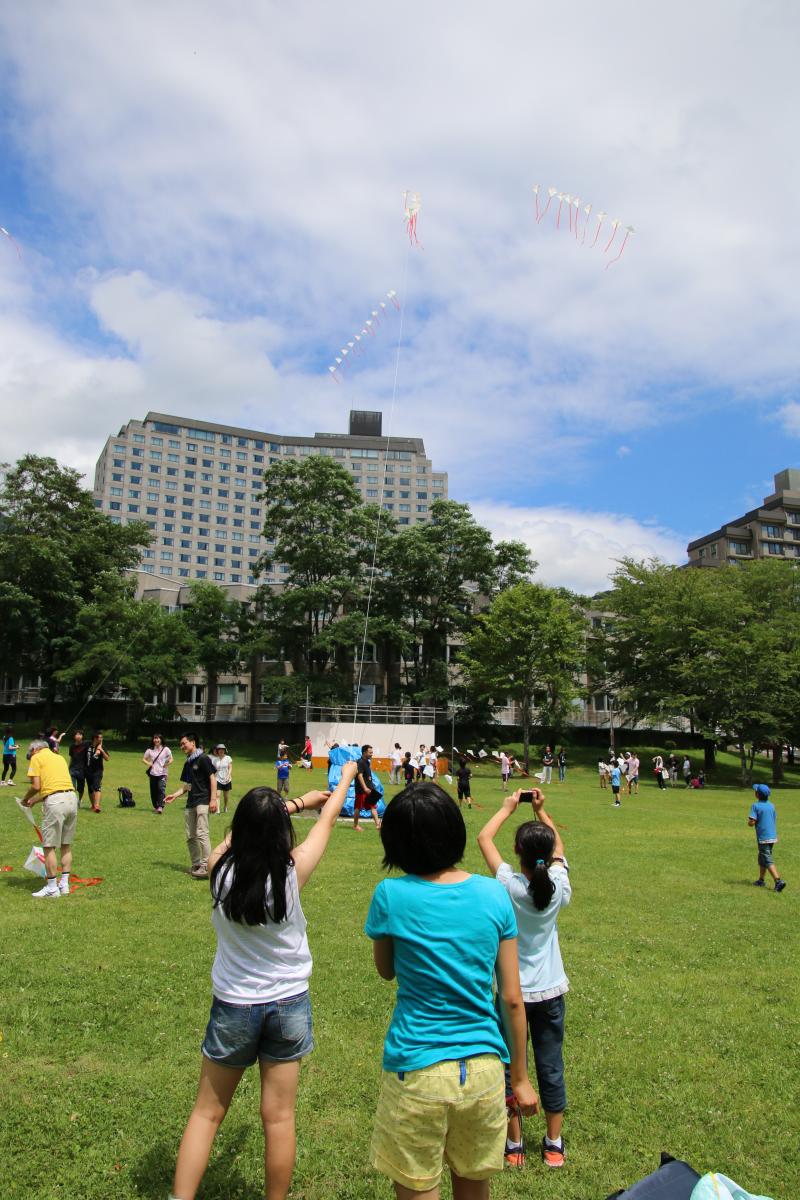 どこまでも高く揚がる凧に歓声を上げる子どもたち