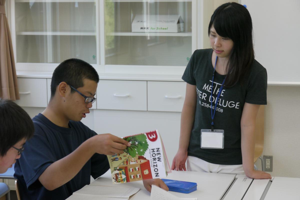 英語の学習を見てもらう大熊中生