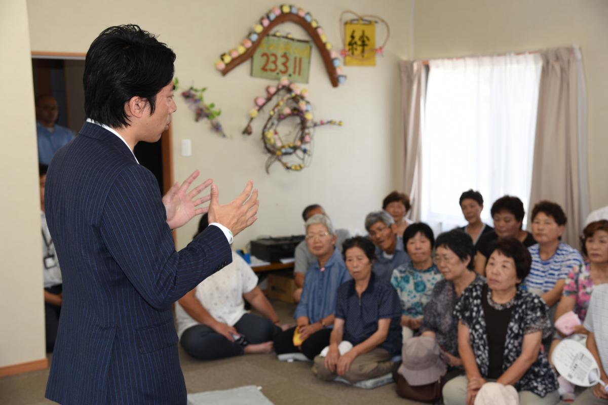 住民からの質問に答える小泉復興政務官