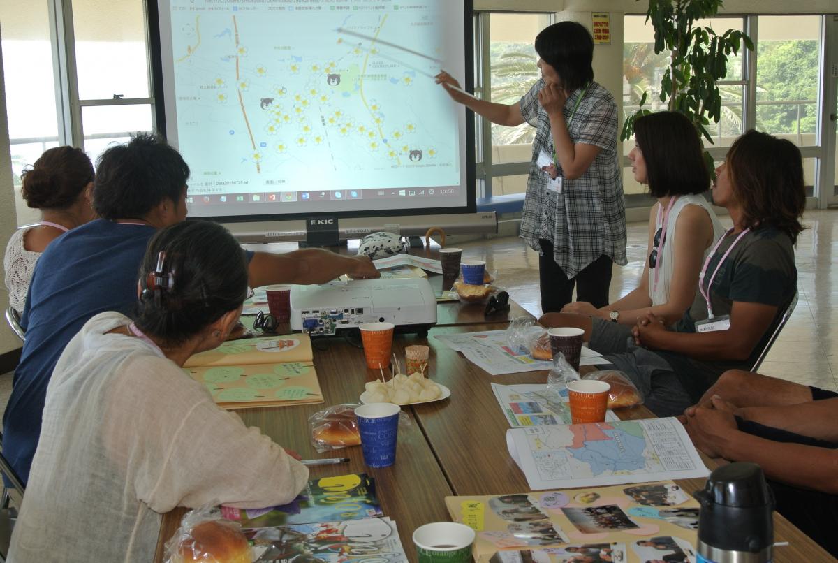 大熊町内の地図を見ながら思い出話をする参加者たち
