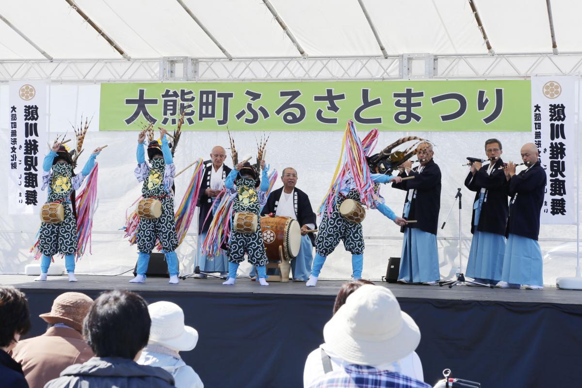 松長近隣公園仮設住宅で開かれたふるさとまつりで、熊川稚児鹿舞を披露した子どもたちと保存会の皆さん