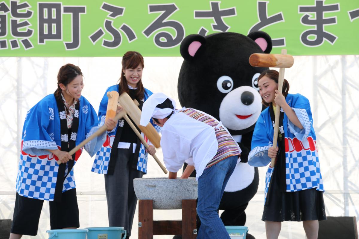 餅つき大会で餅をつくゲストのキンタロー。さん、瀬口侑希さん、川野夏美さん