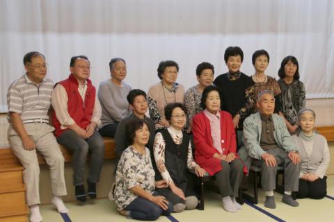 石川町の母畑温泉八幡屋で行われた日本赤十字の交流会で記念撮影に収まる参加者