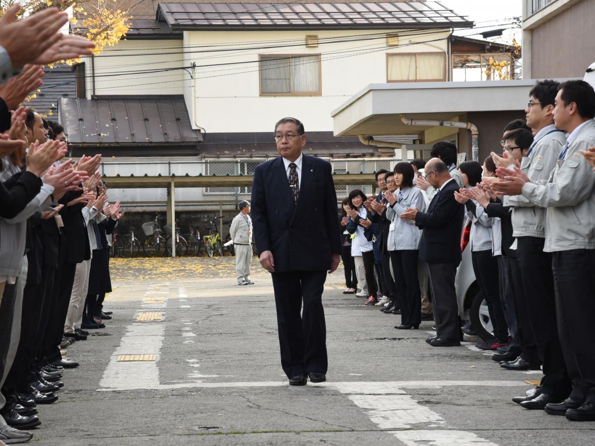 職員の出迎えを受け初登庁する渡辺利綱町長