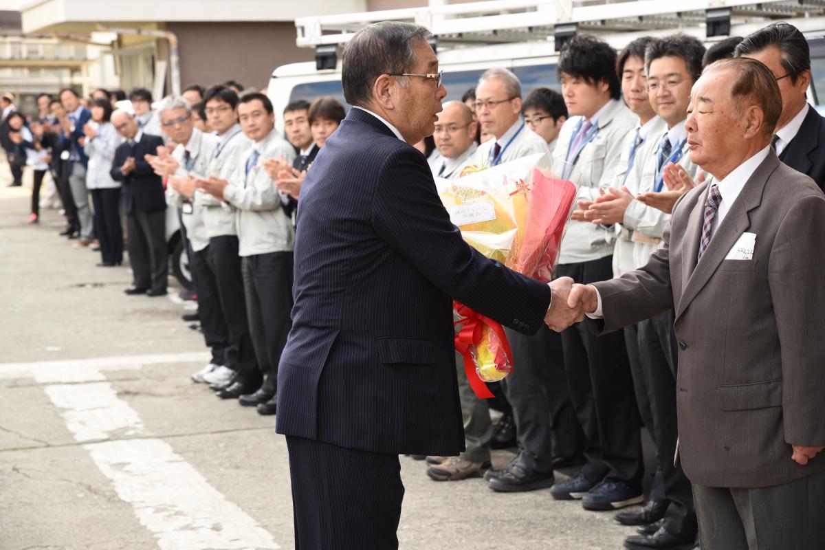 職員の出迎えを受け初登庁する渡辺利綱町長（2）