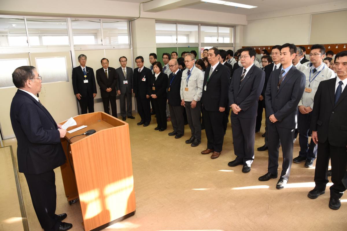 職員に対して就任のあいさつを行う渡辺町長