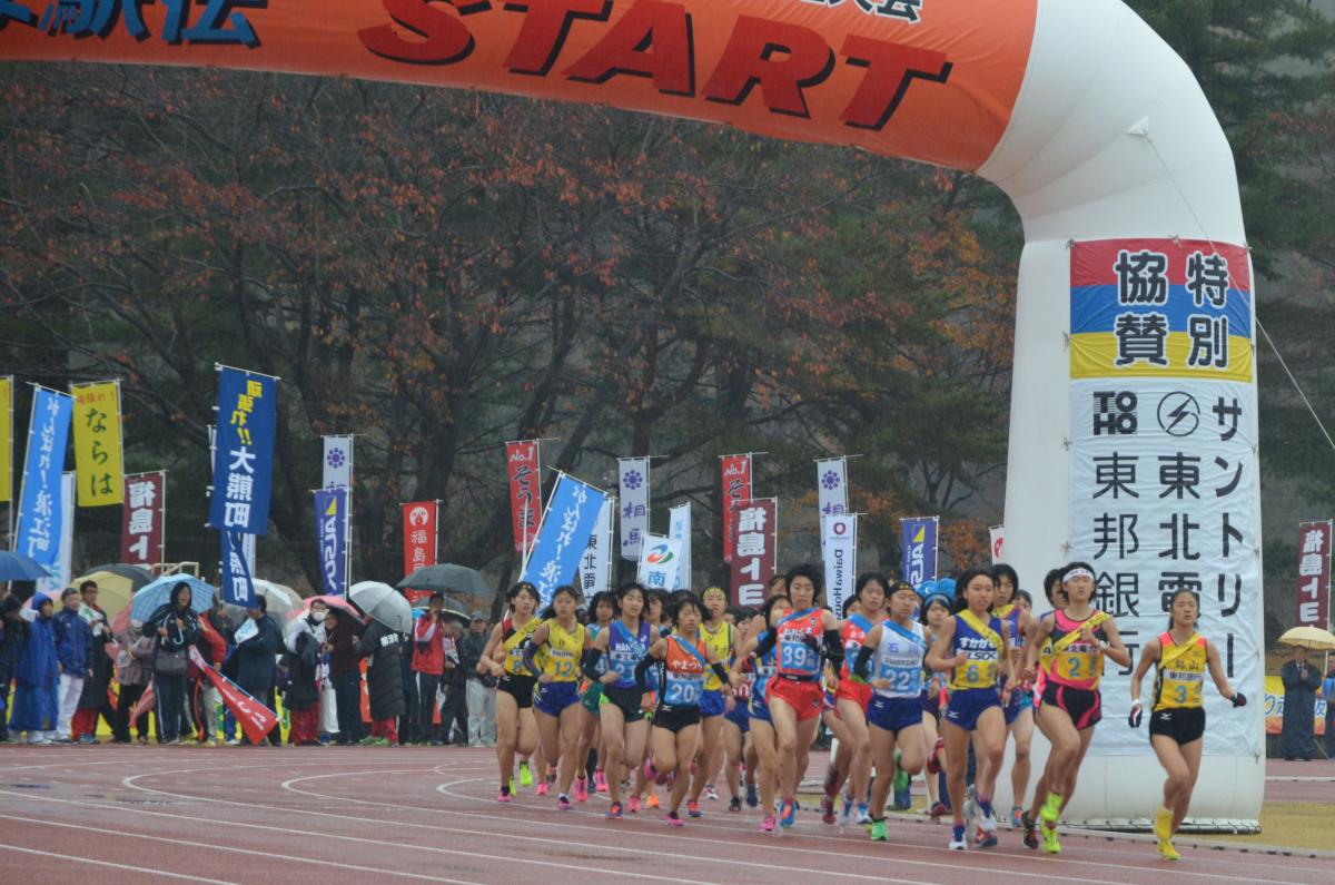 白河市のしらかわカタールスポーツパーク陸上競技場をスタートした1区女子