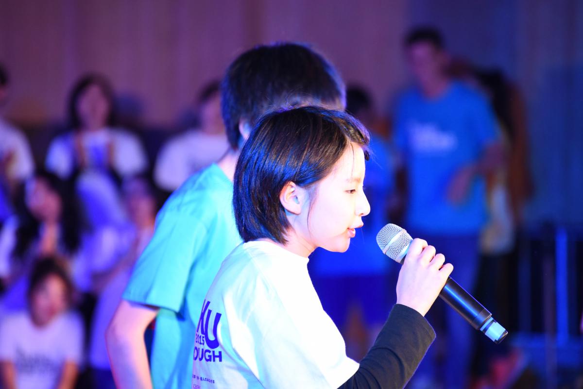 ショーでソロパートを歌う生徒（2）