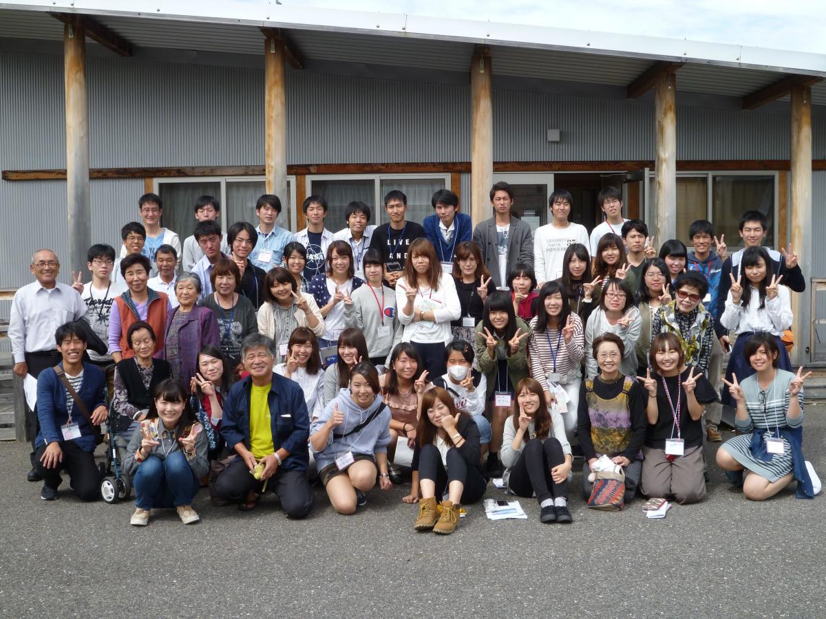 信州大学、長野県短期大学、長野県看護大学の約50人の学生と仮設住民で記念撮影