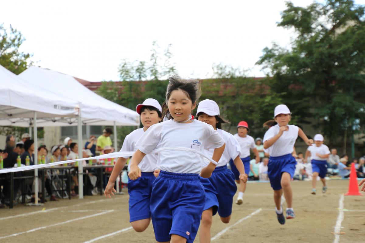 笑顔で駆ける児童たち（2）