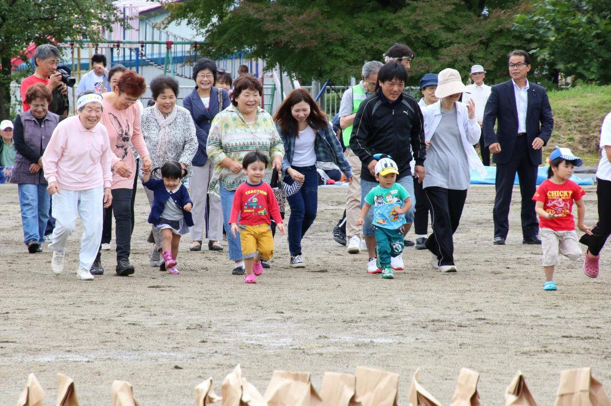 未入園児やお爺ちゃん、おばあちゃんによる笑顔溢れる「おみやげ拾い」競技