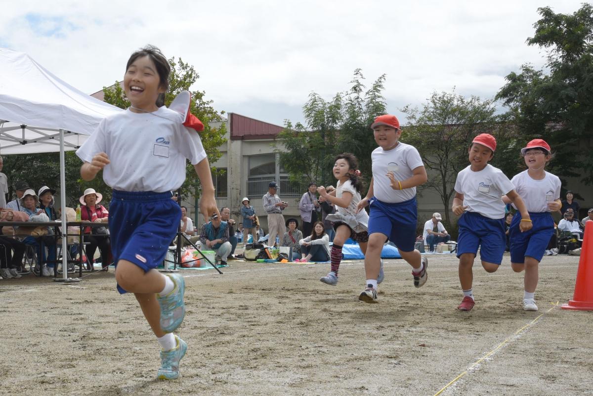 笑顔で駆ける児童たち