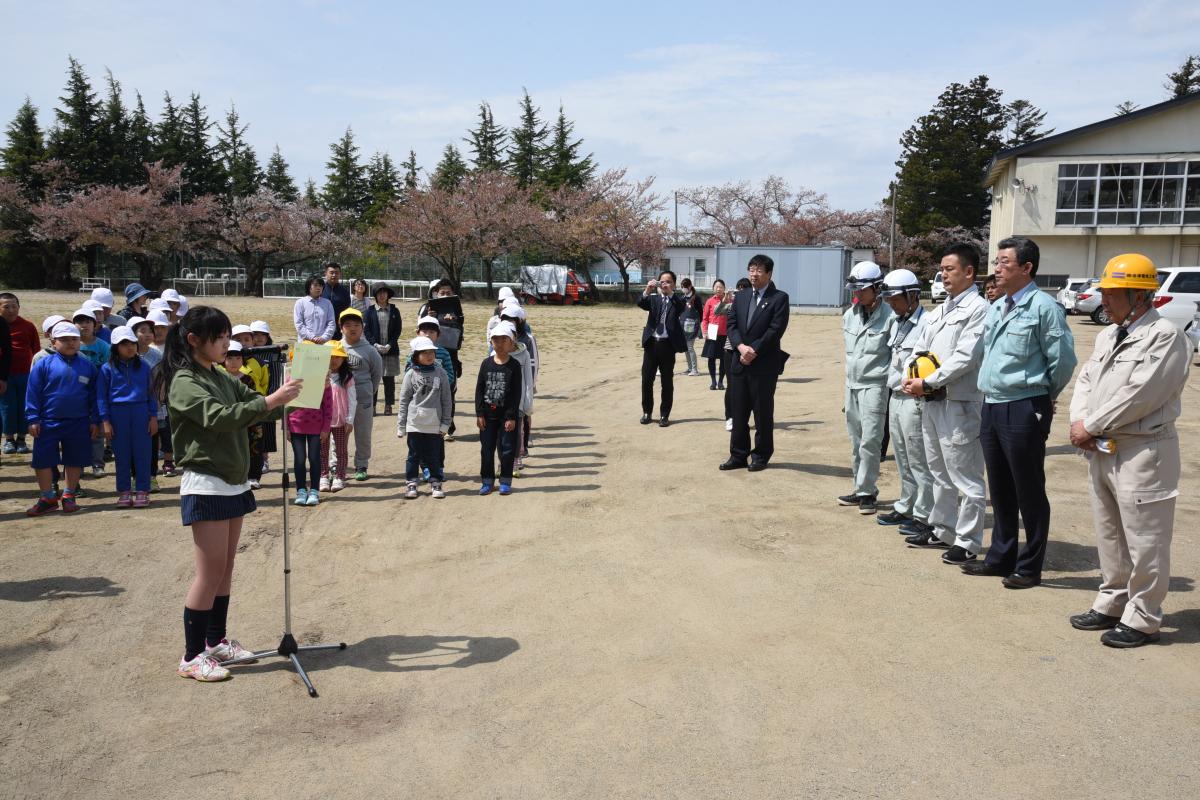 「こいのぼりのように色鮮やかな未来をみつめ、家族や友達と力強く前を向いていきます」とお礼を述べる児童の代表