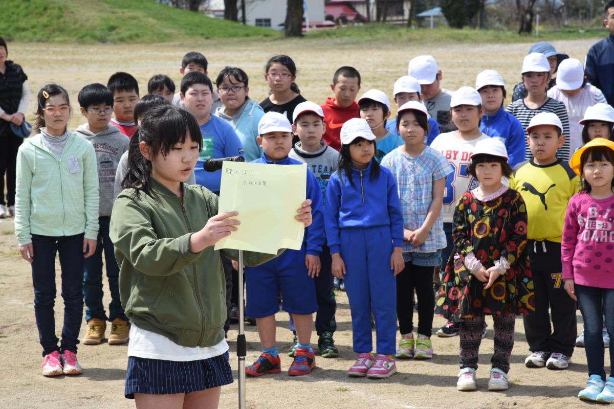 避難中の子どもたちの健やかな成長を願い、平成23年度から毎年こいのぼりを設置してくださっている県電設業協会へお礼を述べる児童