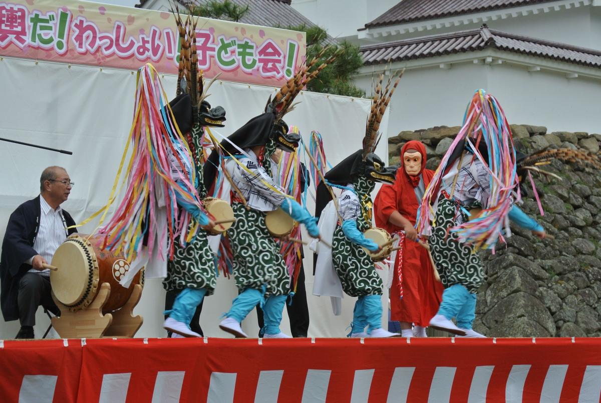 さくらまつりでにぎわう会津若松市の鶴ヶ城本丸で伝統の舞を披露するメンバー