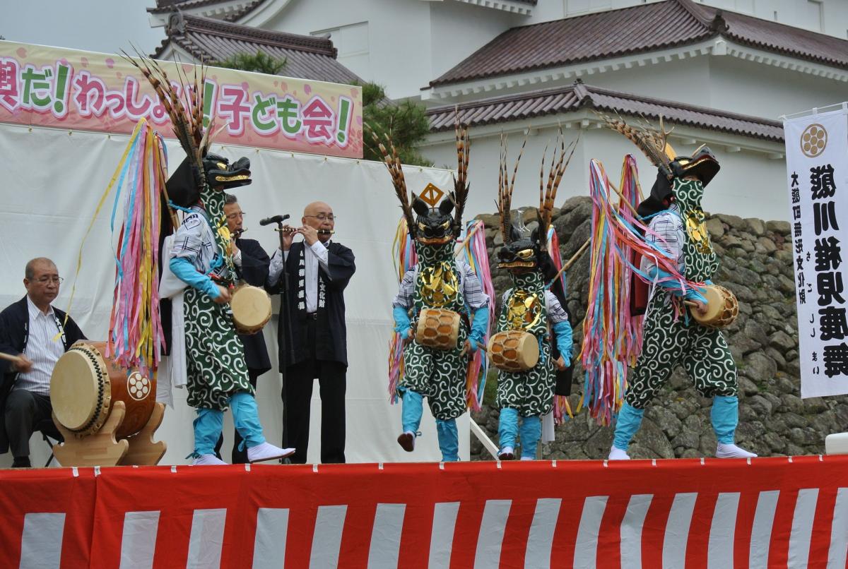 子どもみこしの出発式で披露された熊川稚児鹿舞