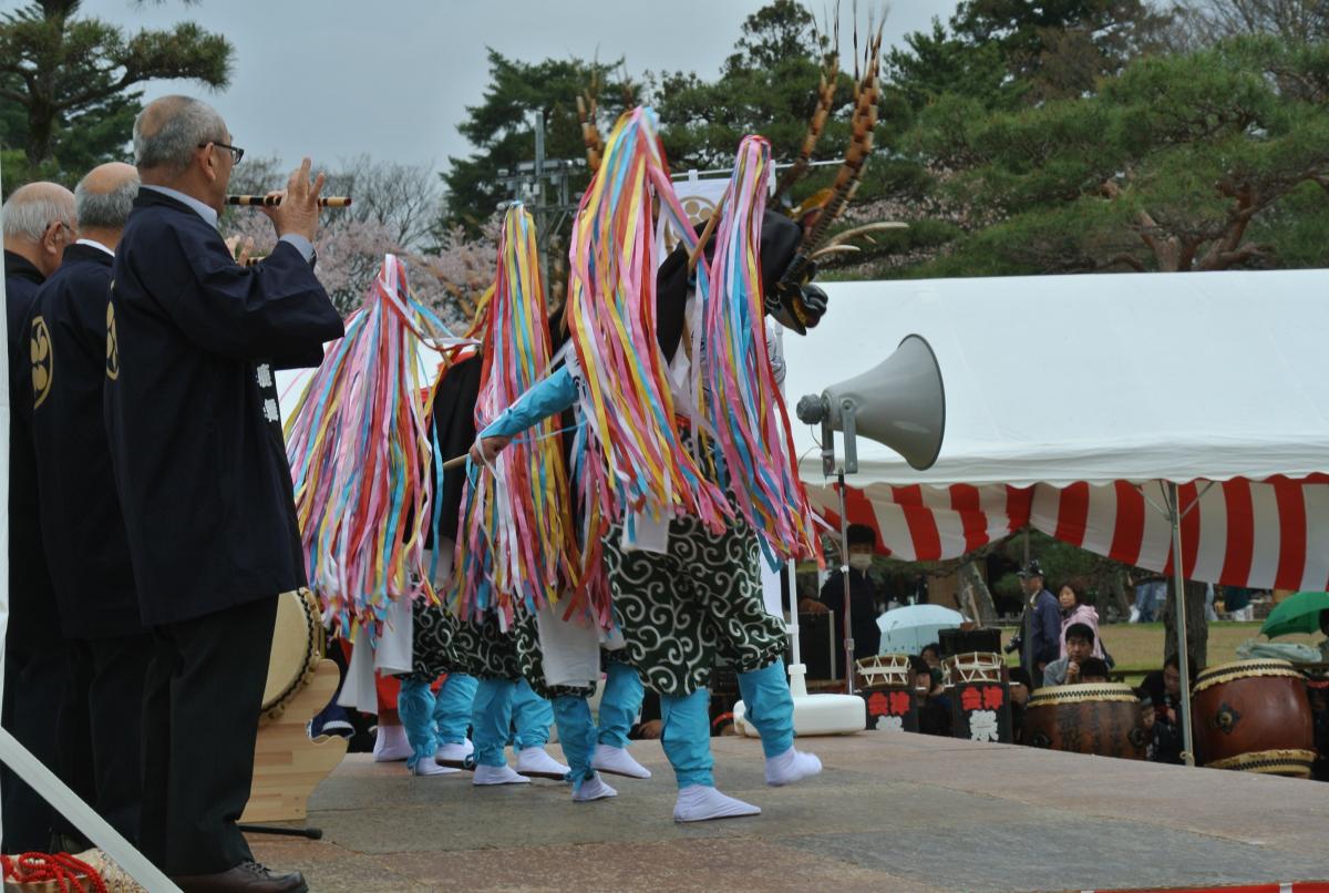 室井会津若松市長はじめ市民の皆さんや観光客の方々から盛大な拍手を受けるメンバー