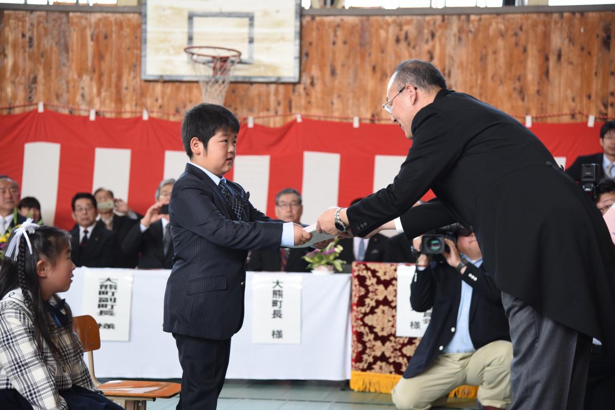 校長先生から新しい教科書を受け取る新1年生（2）