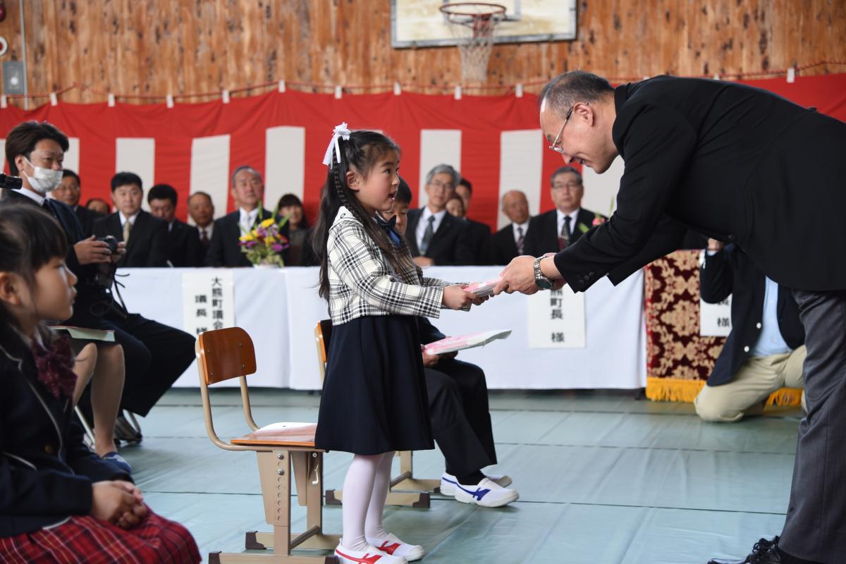 校長先生から新しい教科書を受け取る新1年生（3）