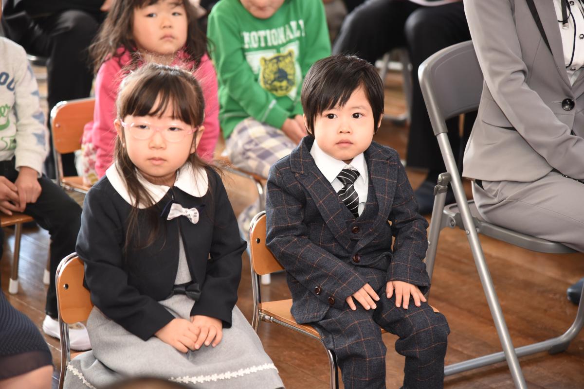 「2人の入園を心から待っていました」と歓迎する末永園長のあいさつを聞く新入園児