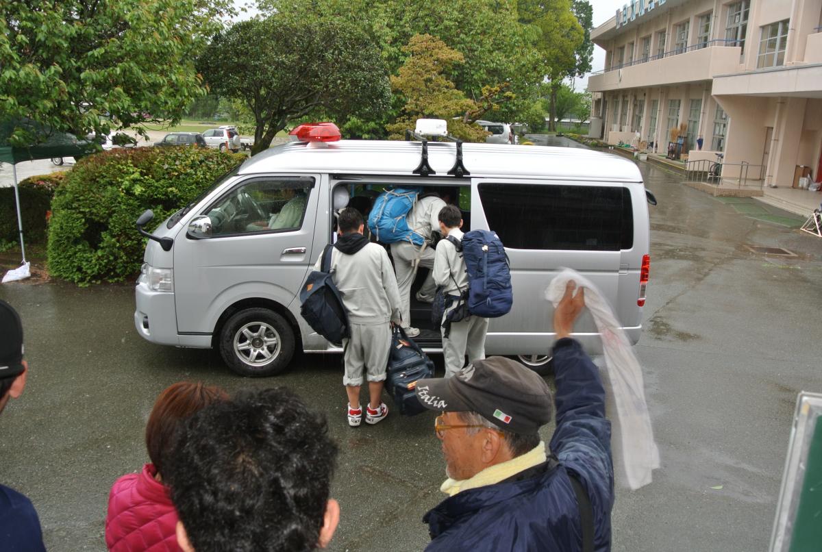 熊本の住民に見送られて避難所を後にする第2班の応援職員