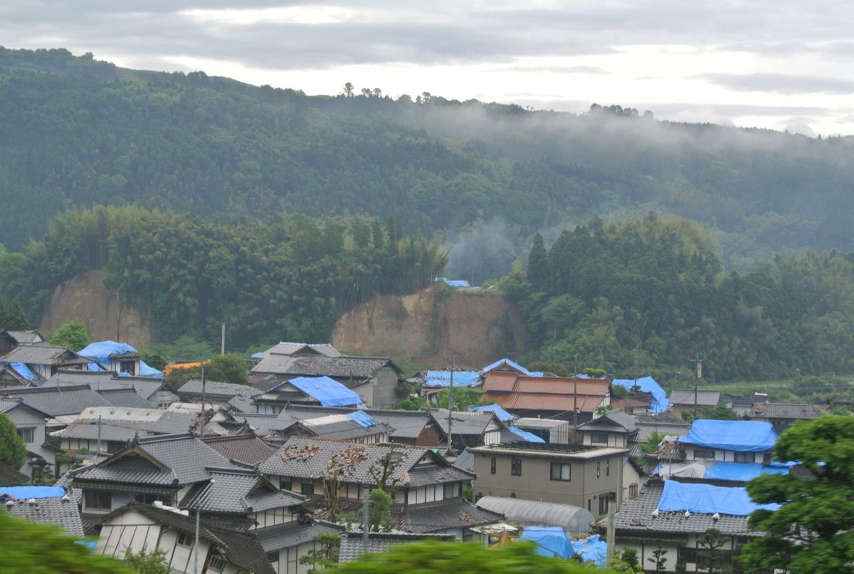 阿蘇郡の多くの自治体では山が削れ、家屋も屋根瓦が落ちたり大きく傾いたりしていた