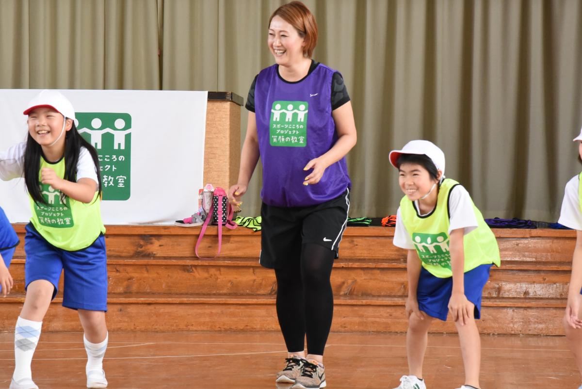 終始笑顔の5年生7人と東明さん