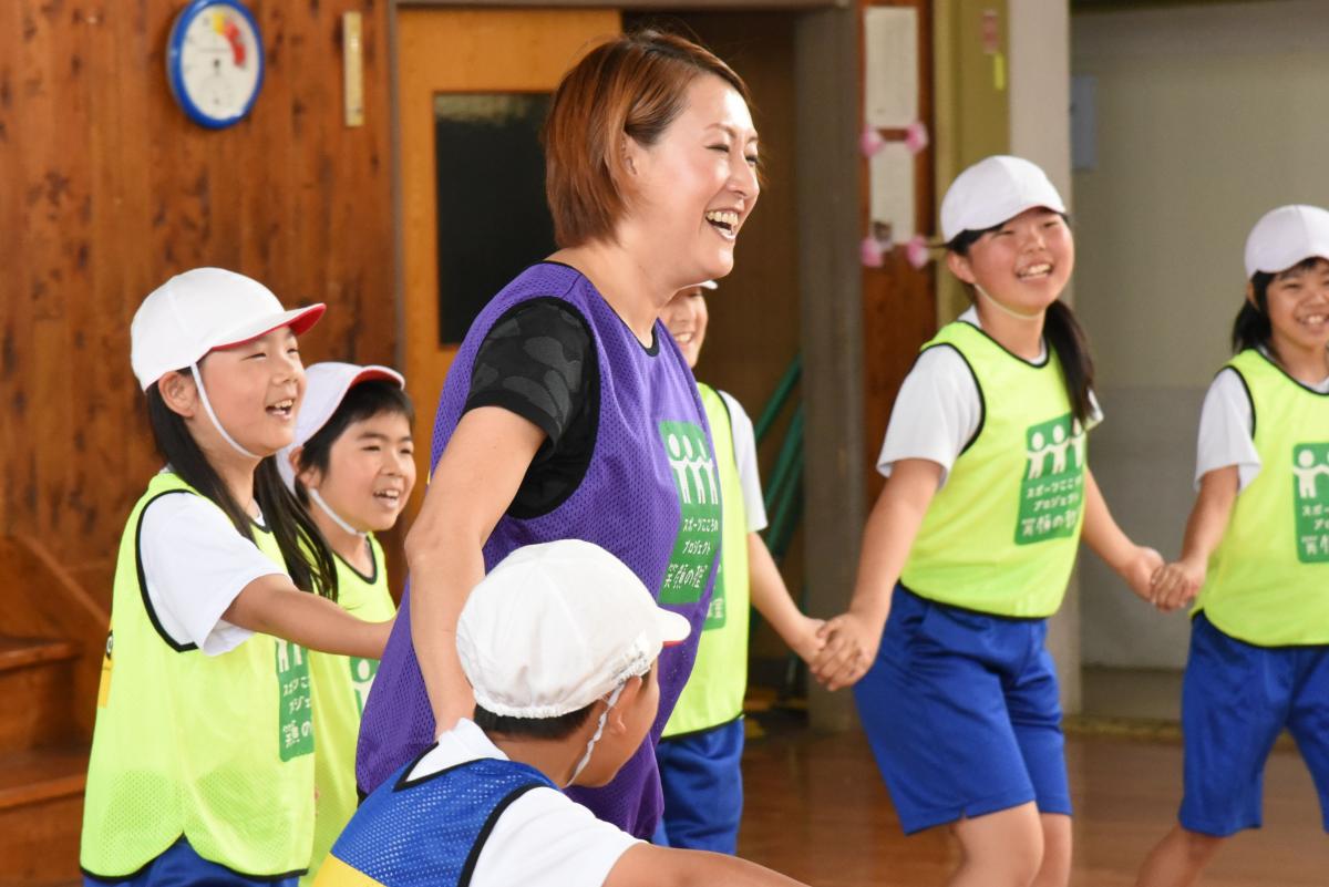 講師の東明さんと交流を深める児童