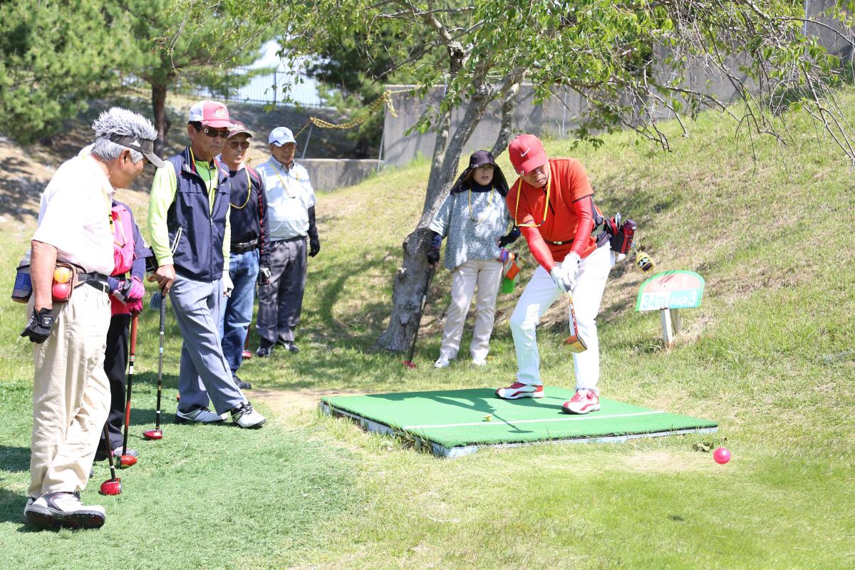 広野町の二ツ沼総合公園パークゴルフ場で開催された大会でショットを打つ選手