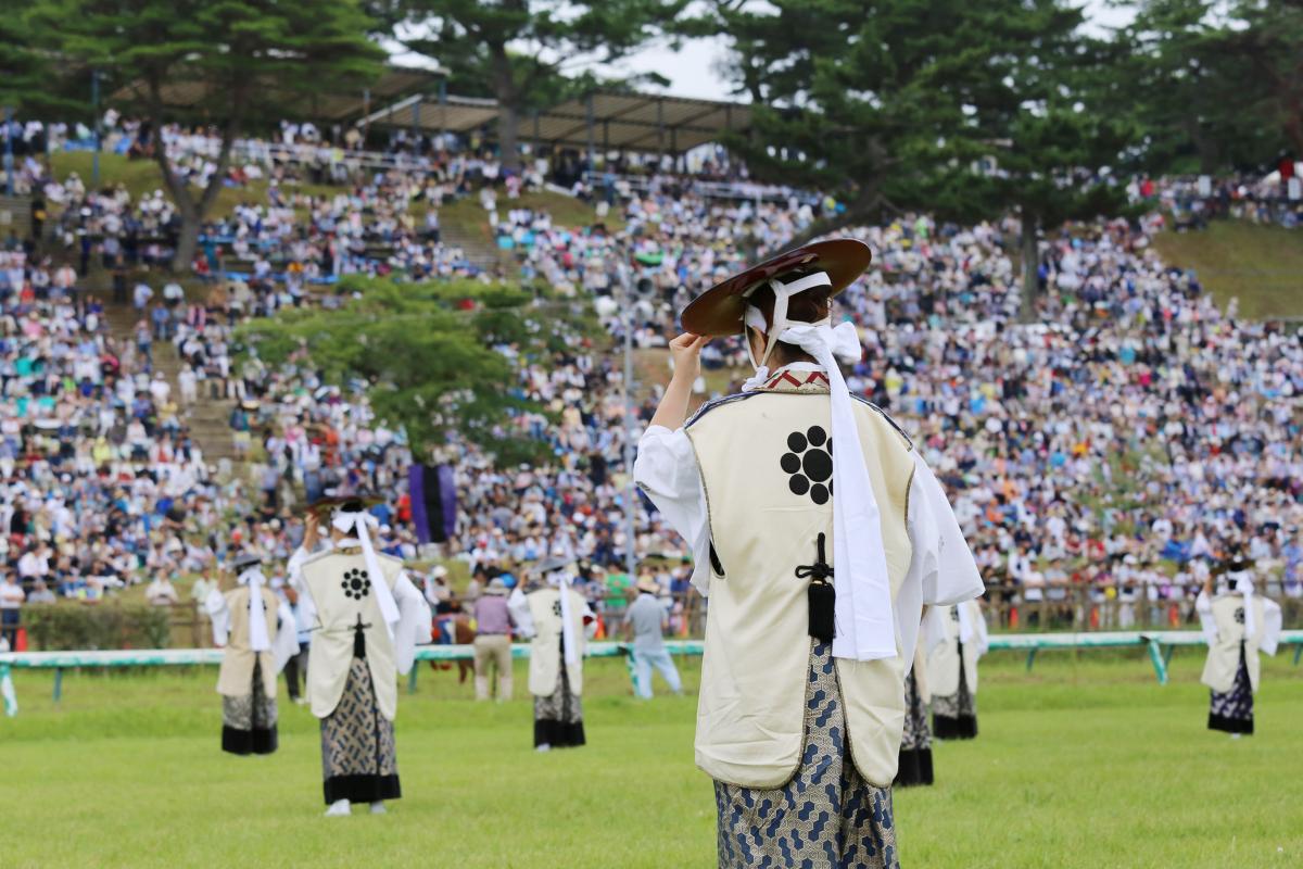 伝統を守るという思いのもと、心を一つに動きを合わせる踊り手