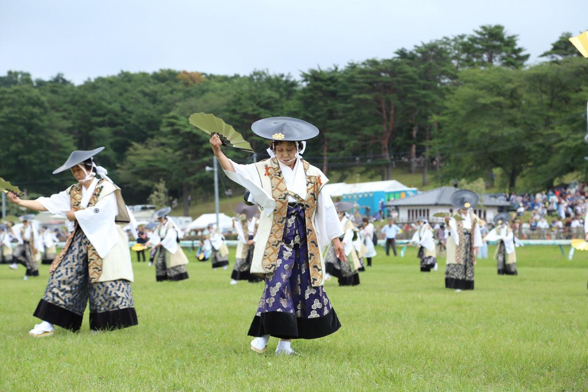 それまで降っていた雨が止み、美しく揃う踊り手の舞