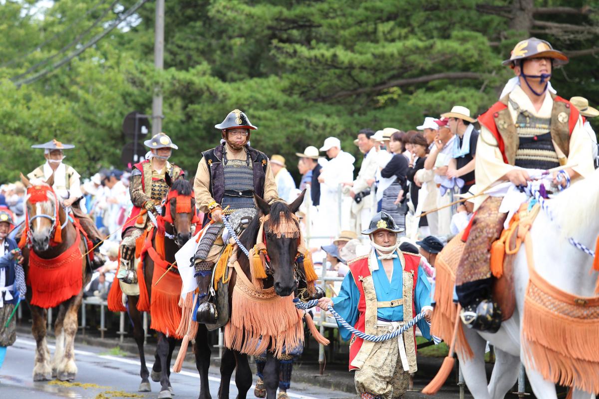 騎馬武者全員が甲冑をまとい、太刀を帯し、先祖伝来の旗指物を風になびかせながらのお行列