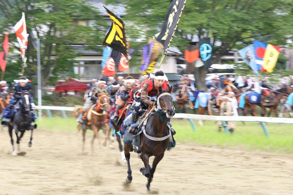 兜を脱ぎ、白鉢巻をしめ、駿足に自信のある馬にまたがり、先祖伝来の旗差物をなびかせながら風を切って疾走する騎馬武者