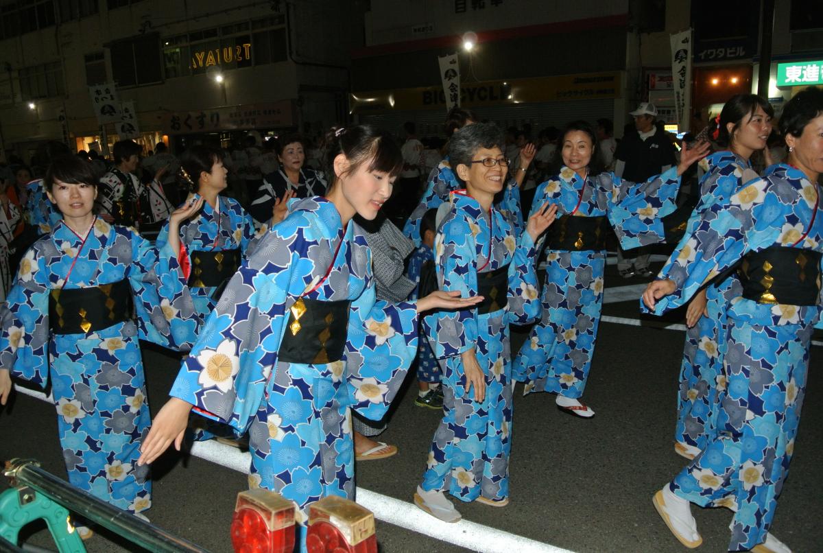 神明通りで行われた会津まつりの会津磐梯山踊りに参加した町民有志ら