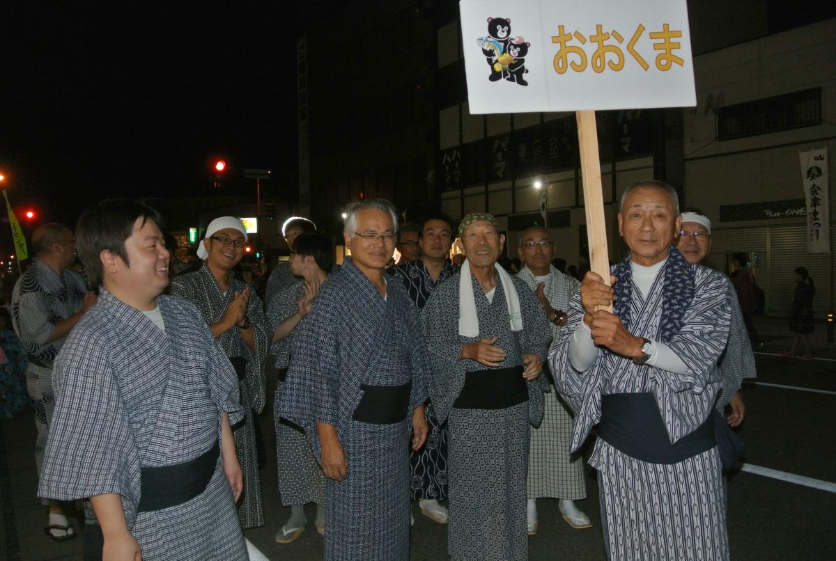 踊りが始まる前のリラックスした参加者の様子