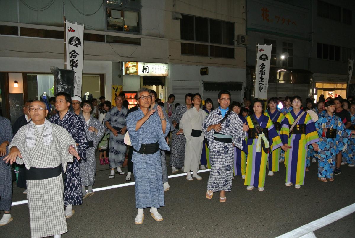 楽しみながら踊る町民有志