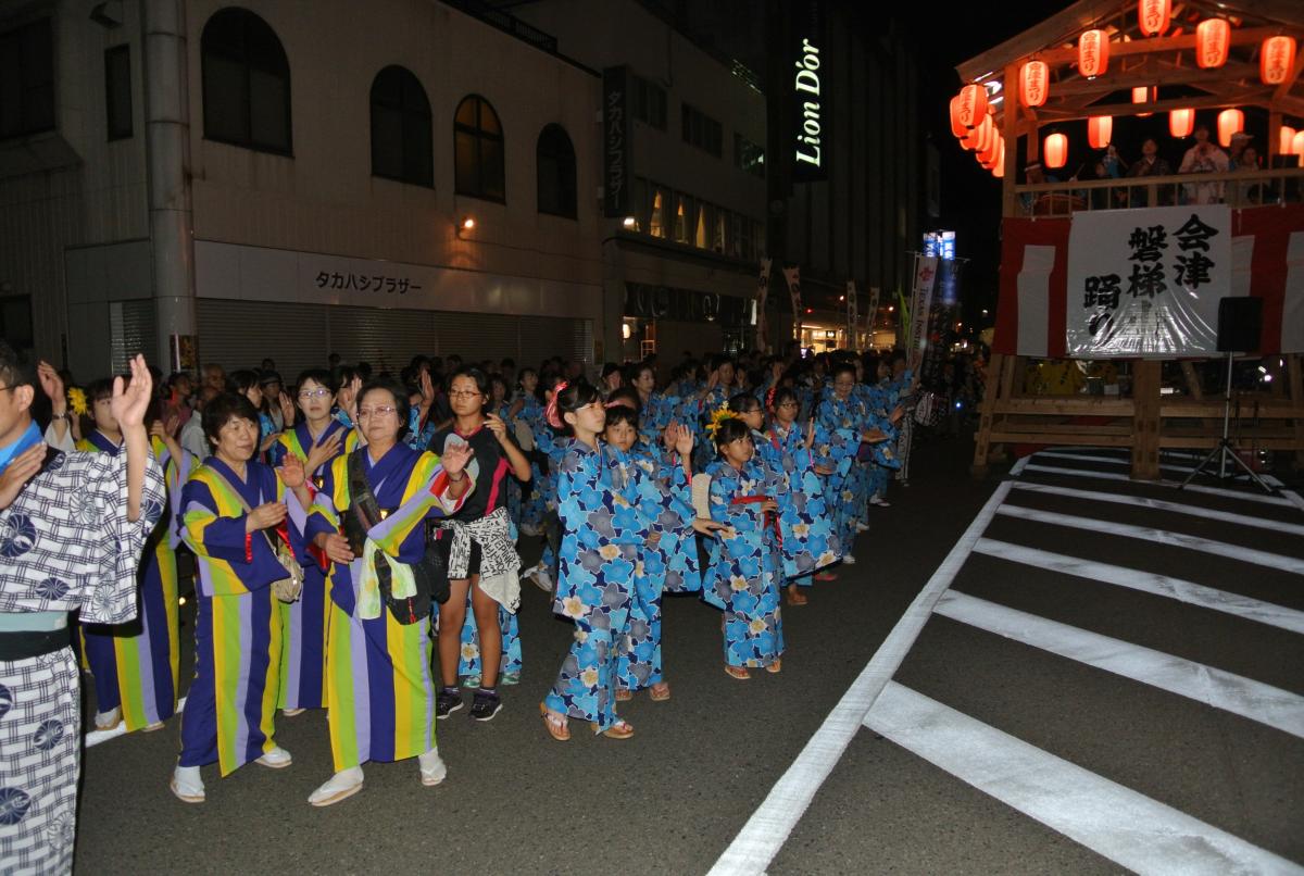 息の合った踊りを披露する町民有志