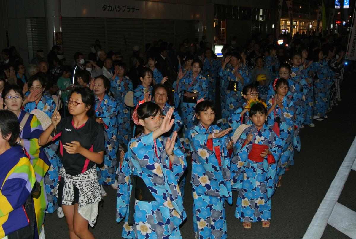 息の合った踊りを披露する町民有志（2）