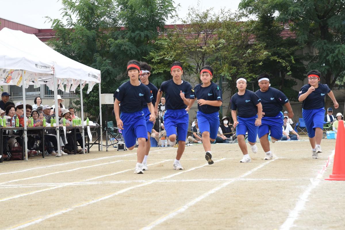 短距離走「中学生の180Ｍ」で全力を出し走る生徒（2）