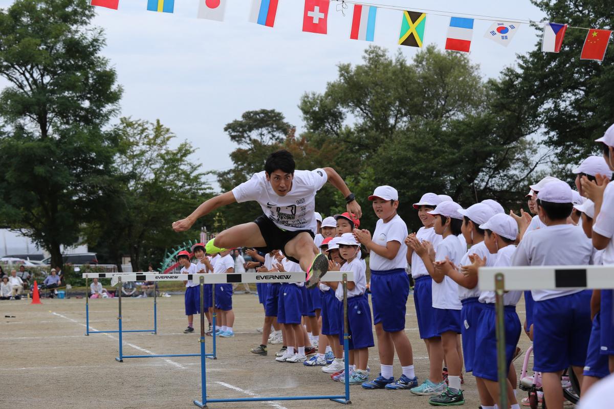 町出身の陸上選手秋本さんのハードル走披露