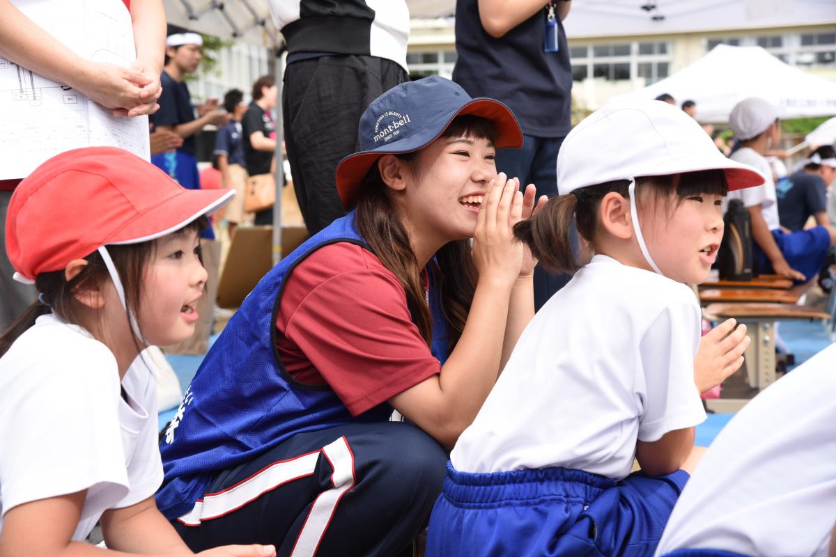 お友だちを応援する子どもたちと先生