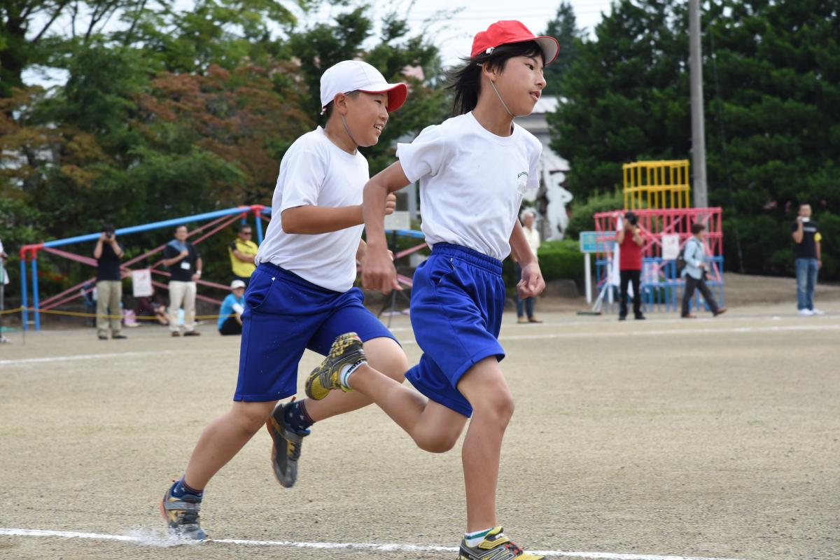 短距離走「力の限りかけぬけろ、160Ｍ！」で懸命に走る5年生