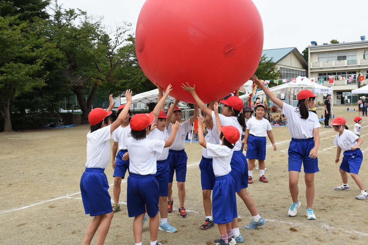 「みんなで大玉転がし」幼稚園児、小・中学生、来賓、保護者、教職員全員で競技に挑みました