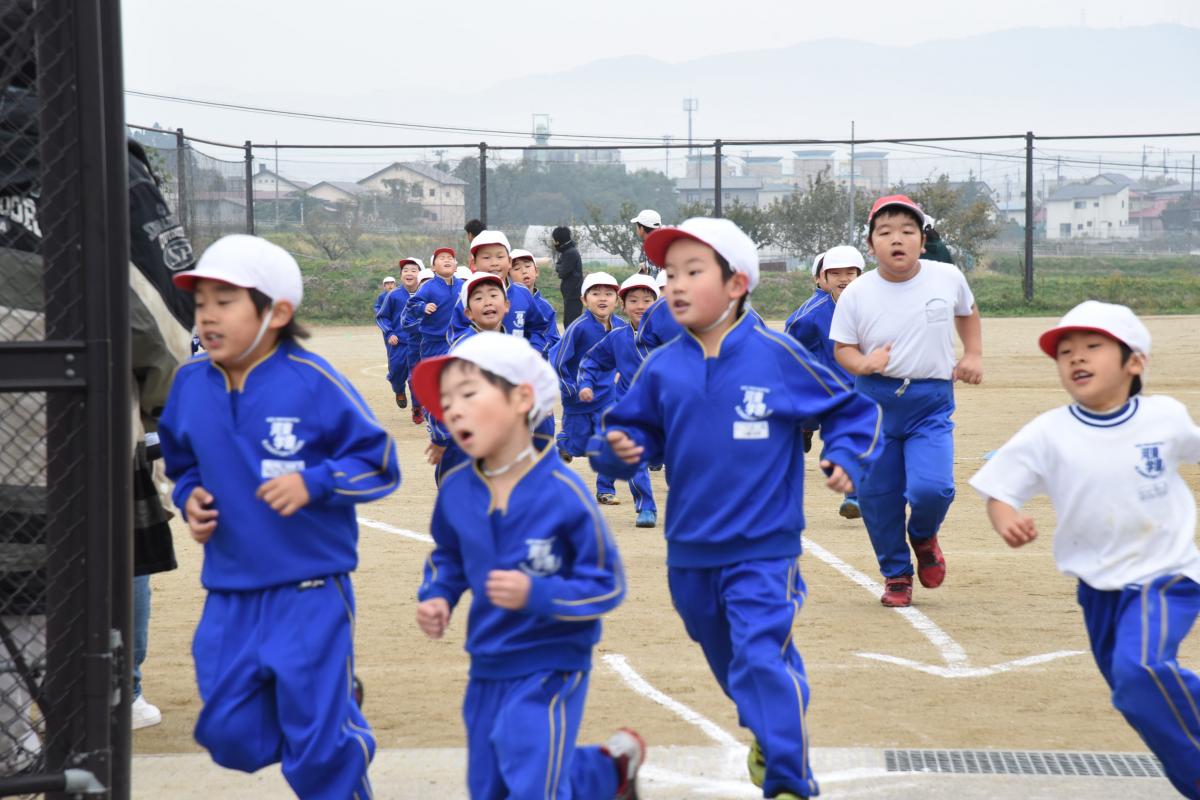 元気よくグラウンドを飛び出す児童